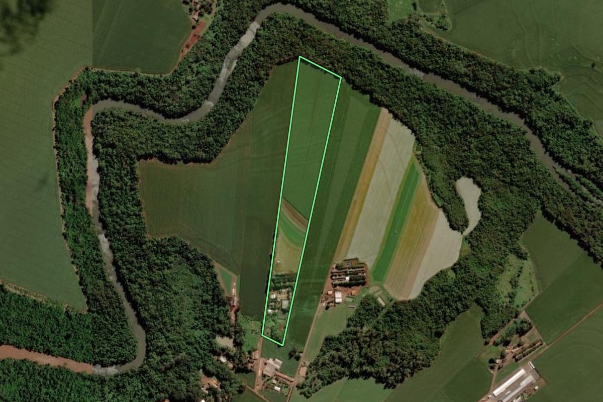 Imagem de satélite do imóvel rural em Entre Rios do Oeste (PR), com o contorno declarado no CAR desenhado por cima.