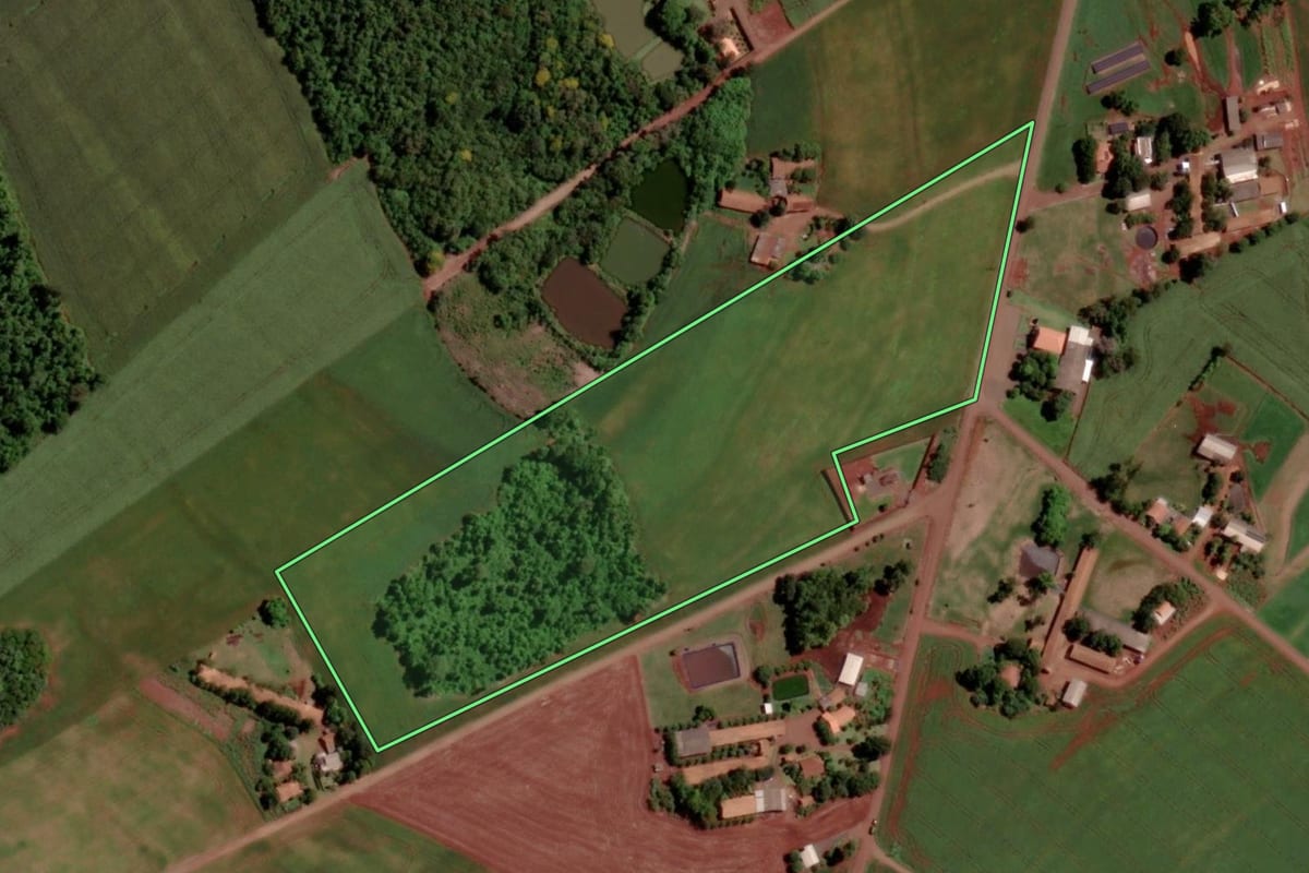 Imagem de satélite do imóvel rural em Entre Rios do Oeste (PR), com o contorno declarado no CAR desenhado por cima.