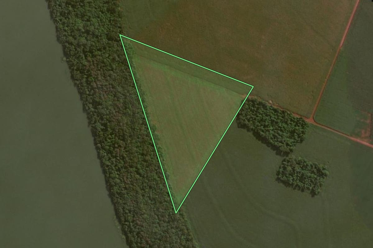 Imagem de satélite do imóvel rural em Entre Rios do Oeste (PR), com o contorno declarado no CAR desenhado por cima.