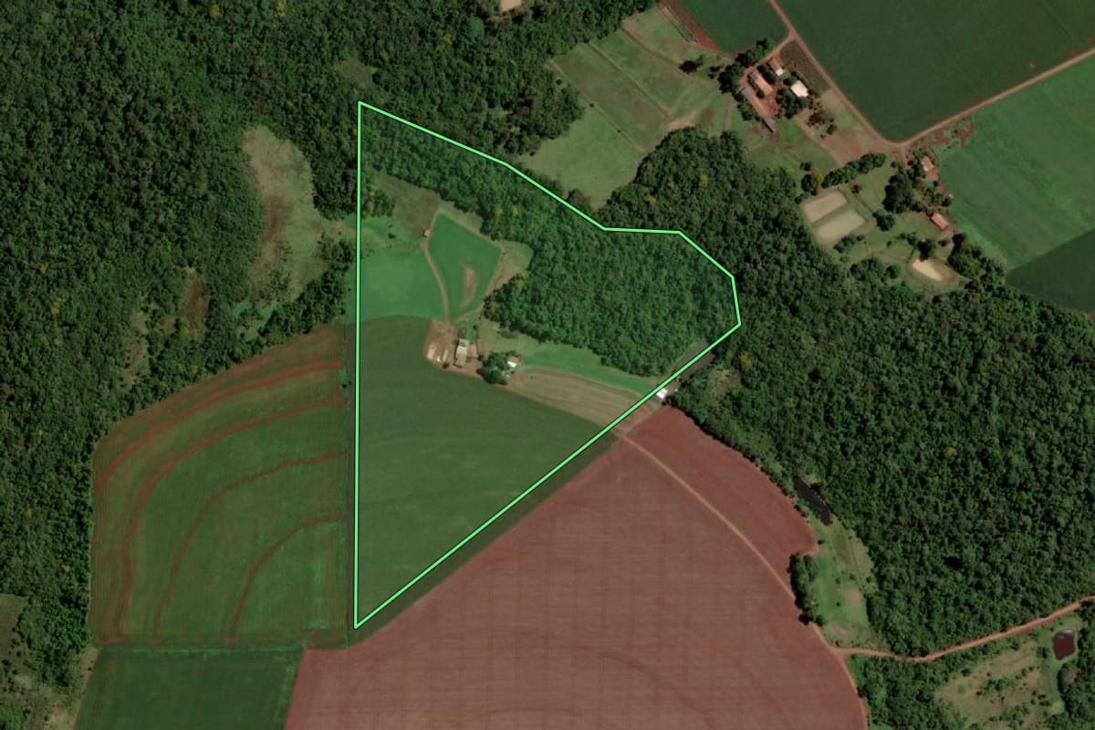 Imagem de satélite do imóvel rural em Entre Rios do Oeste (PR), com o contorno declarado no CAR desenhado por cima.