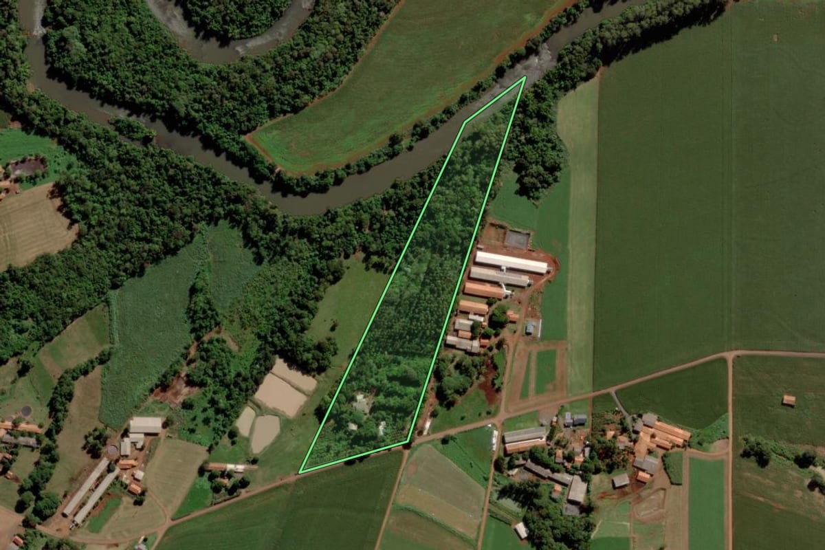 Imagem de satélite do imóvel rural em Entre Rios do Oeste (PR), com o contorno declarado no CAR desenhado por cima.