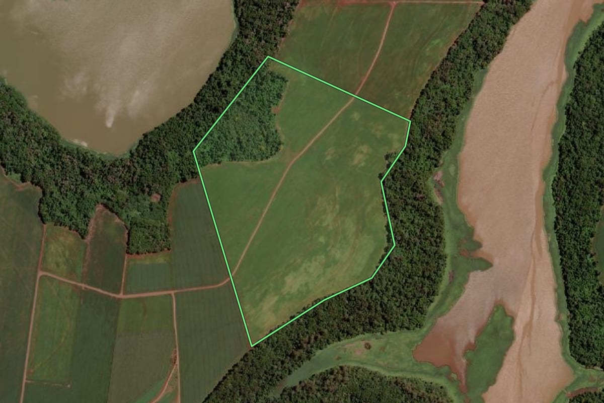 Imagem de satélite do imóvel rural em Entre Rios do Oeste (PR), com o contorno declarado no CAR desenhado por cima.