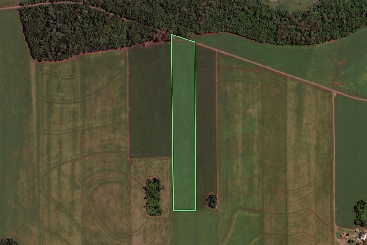 Imagem de satélite do imóvel rural em Entre Rios do Oeste (PR), com o contorno declarado no CAR desenhado por cima.