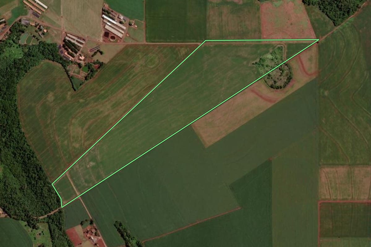 Imagem de satélite do imóvel rural em Entre Rios do Oeste (PR), com o contorno declarado no CAR desenhado por cima.