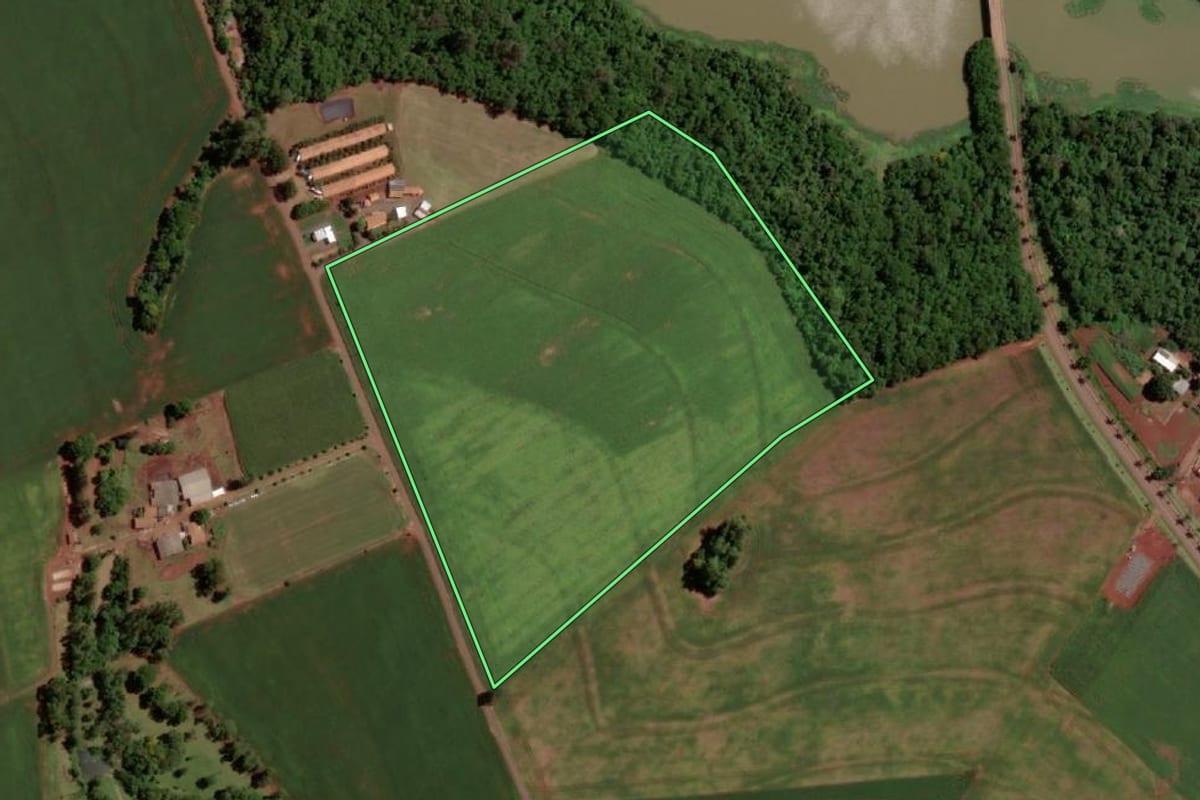 Imagem de satélite do imóvel rural em Entre Rios do Oeste (PR), com o contorno declarado no CAR desenhado por cima.