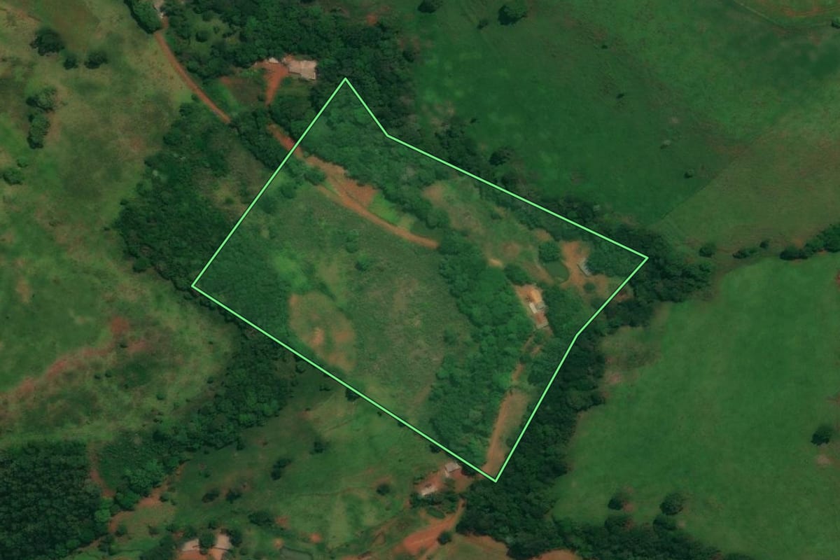 Imagem de satélite do imóvel rural em Espigão Alto do Iguaçu (PR), com o contorno declarado no CAR desenhado por cima.