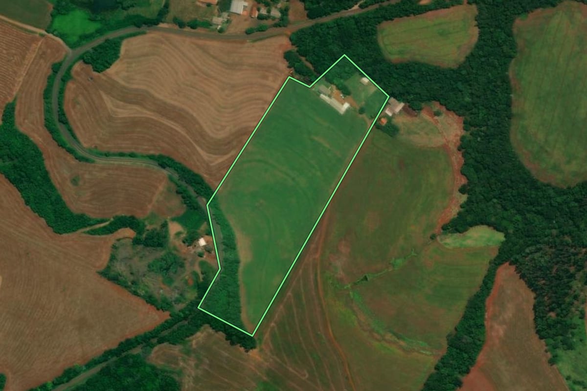 Imagem de satélite do imóvel rural em Espigão Alto do Iguaçu (PR), com o contorno declarado no CAR desenhado por cima.