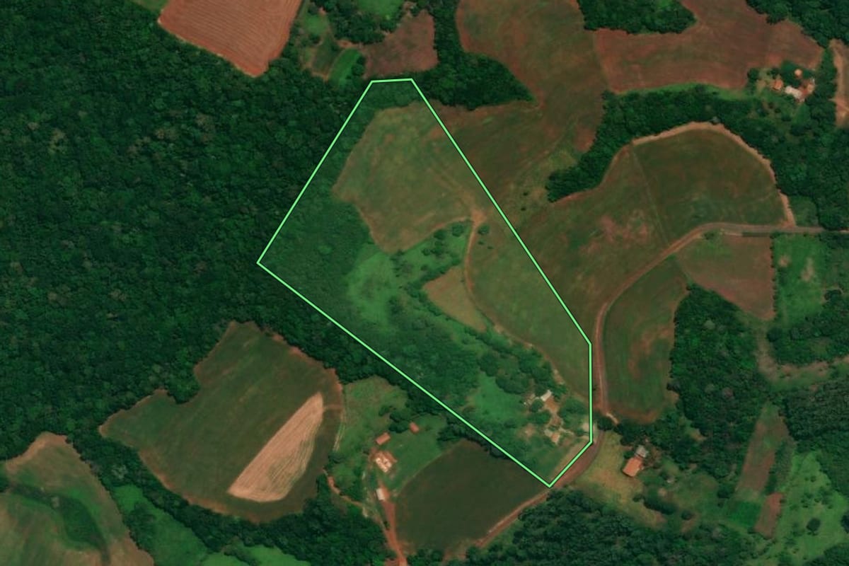 Imagem de satélite do imóvel rural em Espigão Alto do Iguaçu (PR), com o contorno declarado no CAR desenhado por cima.