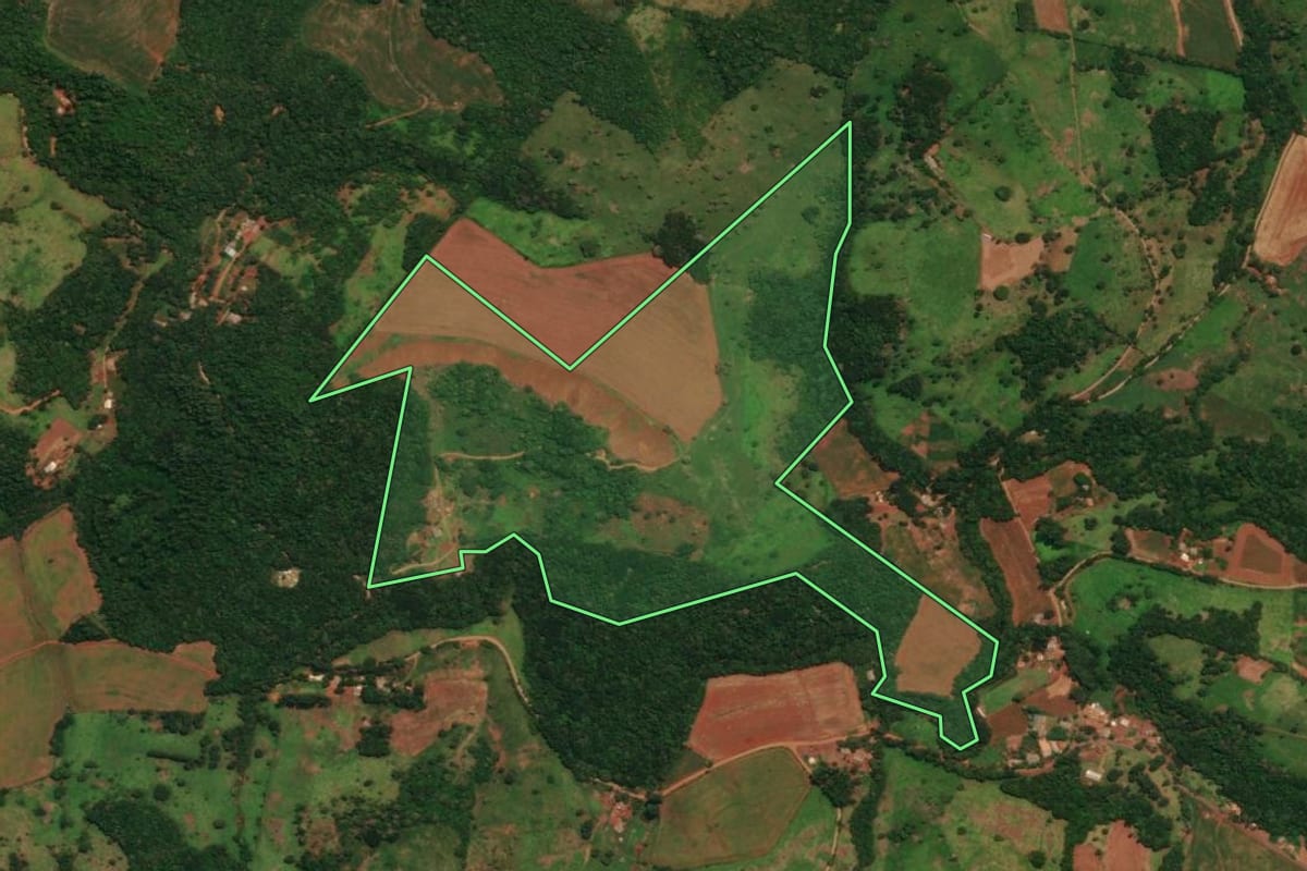 Imagem de satélite do imóvel rural em Espigão Alto do Iguaçu (PR), com o contorno declarado no CAR desenhado por cima.