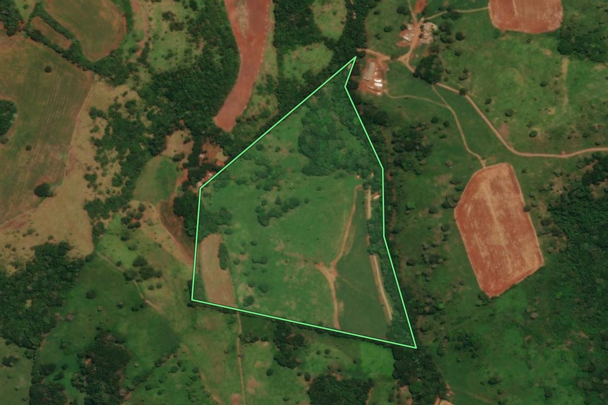 Imagem de satélite do imóvel rural em Espigão Alto do Iguaçu (PR), com o contorno declarado no CAR desenhado por cima.