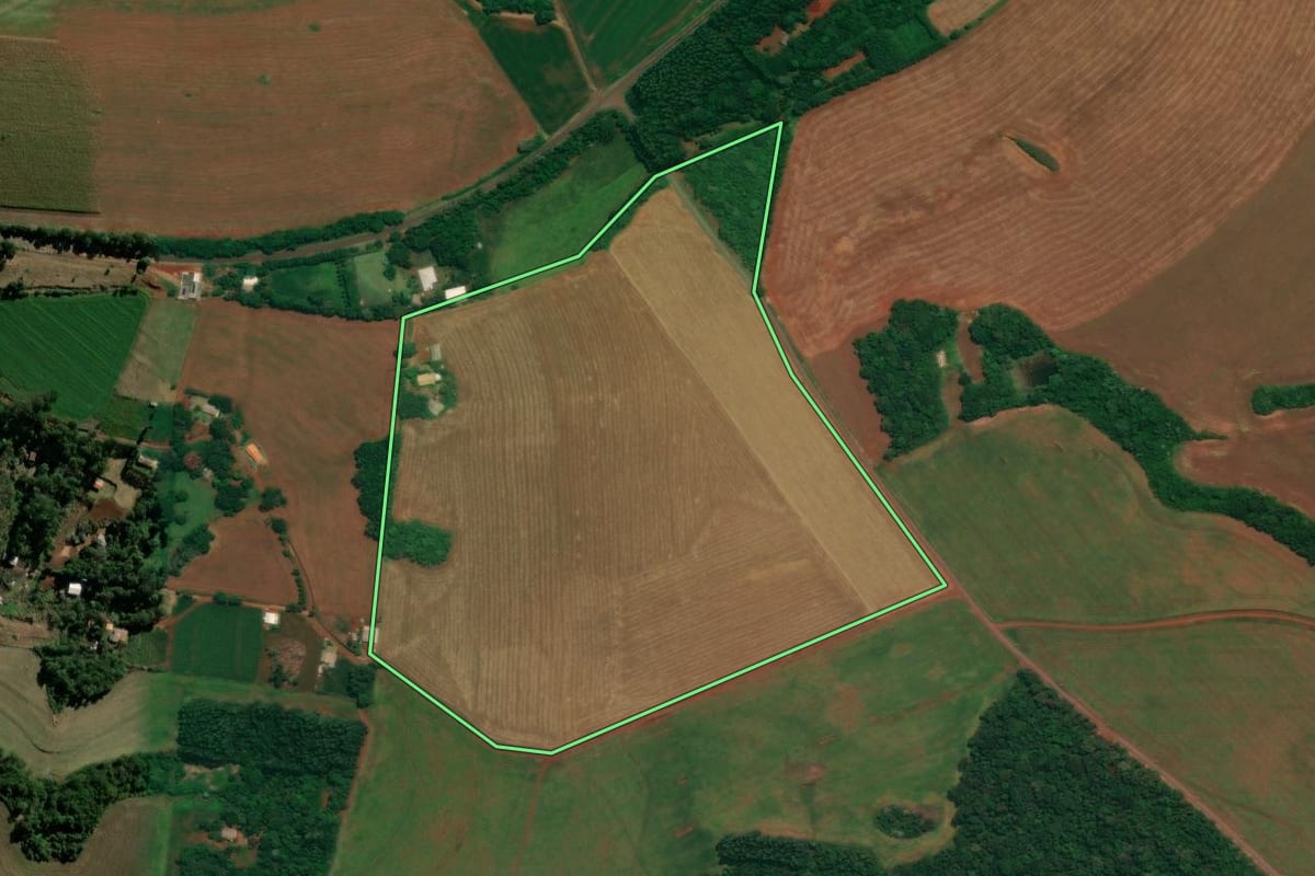 Imagem de satélite do imóvel rural em Espigão Alto do Iguaçu (PR), com o contorno declarado no CAR desenhado por cima.