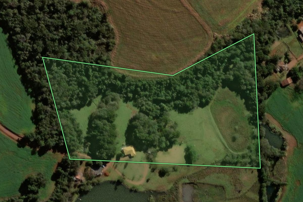 Imagem de satélite do imóvel rural em Espigão Alto do Iguaçu (PR), com o contorno declarado no CAR desenhado por cima.
