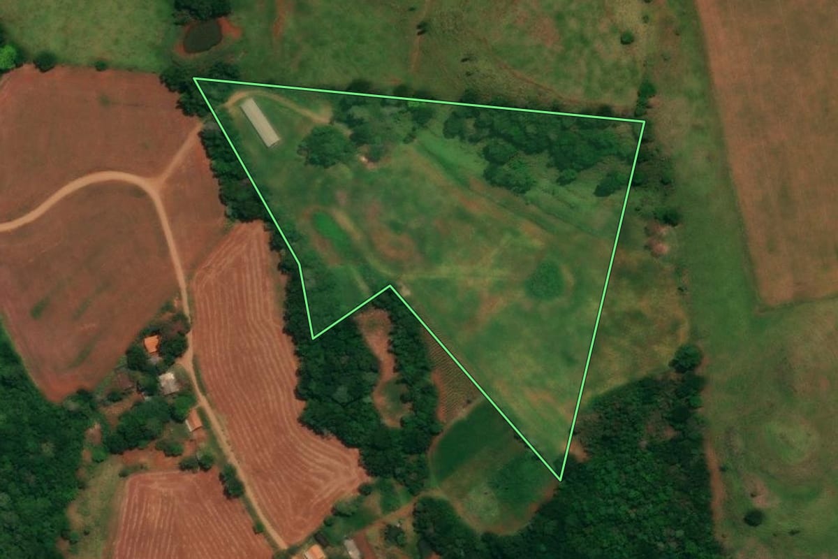 Imagem de satélite do imóvel rural em Espigão Alto do Iguaçu (PR), com o contorno declarado no CAR desenhado por cima.
