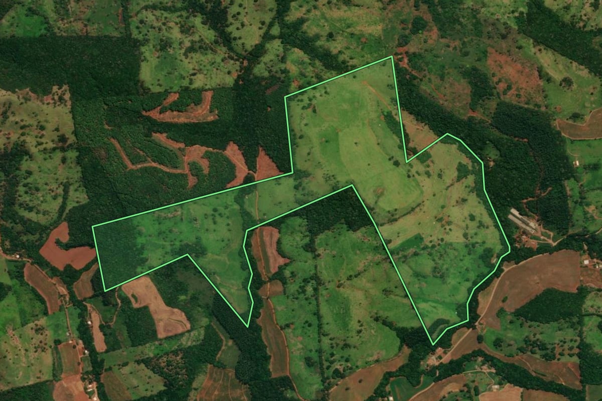 Imagem de satélite do imóvel rural em Espigão Alto do Iguaçu (PR), com o contorno declarado no CAR desenhado por cima.
