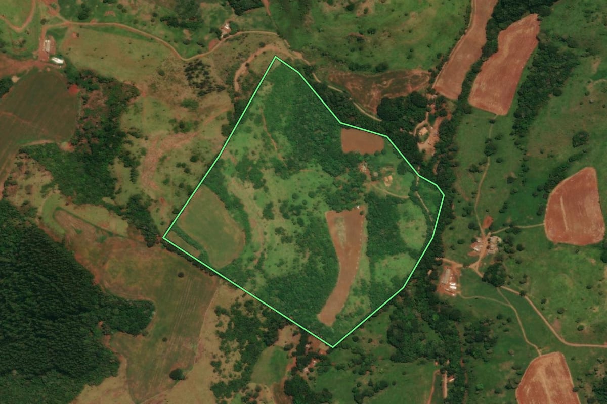 Imagem de satélite do imóvel rural em Espigão Alto do Iguaçu (PR), com o contorno declarado no CAR desenhado por cima.