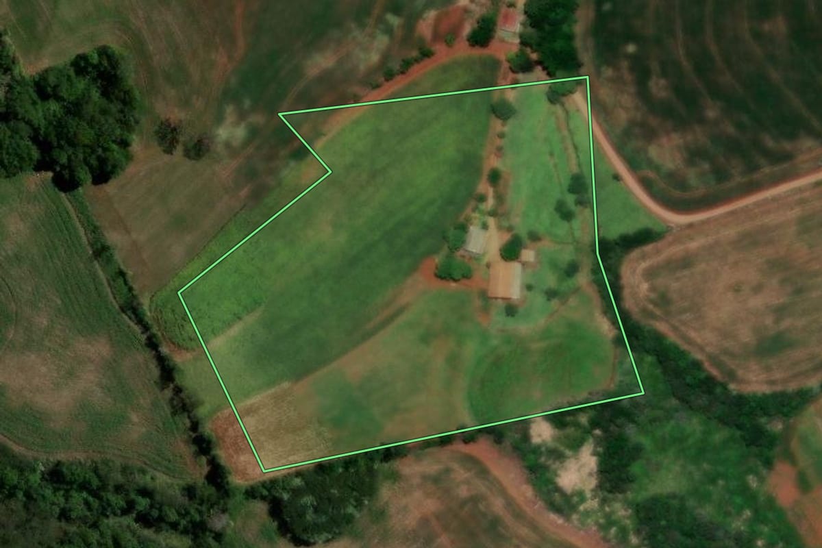 Imagem de satélite do imóvel rural em Espigão Alto do Iguaçu (PR), com o contorno declarado no CAR desenhado por cima.