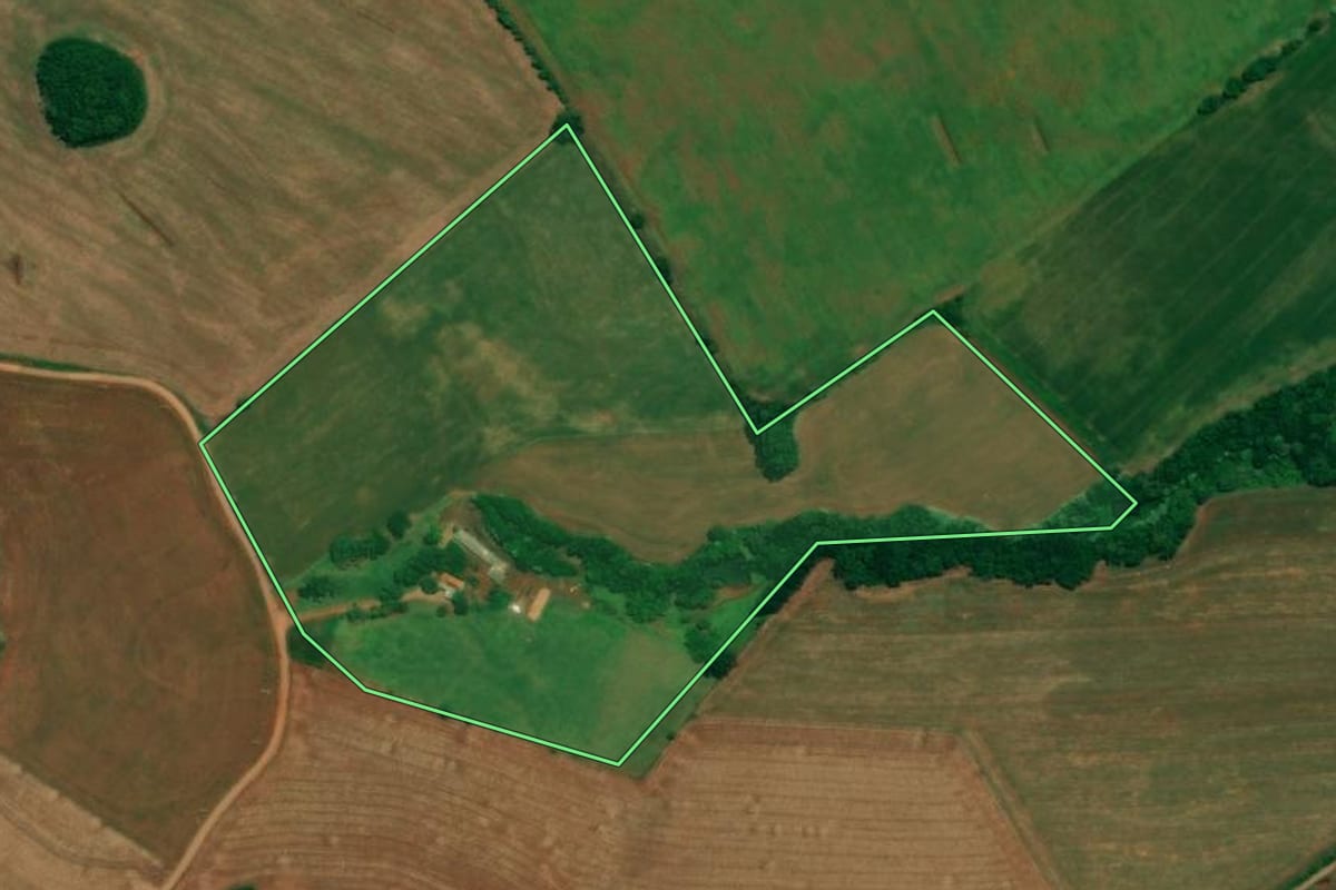 Imagem de satélite do imóvel rural em Espigão Alto do Iguaçu (PR), com o contorno declarado no CAR desenhado por cima.
