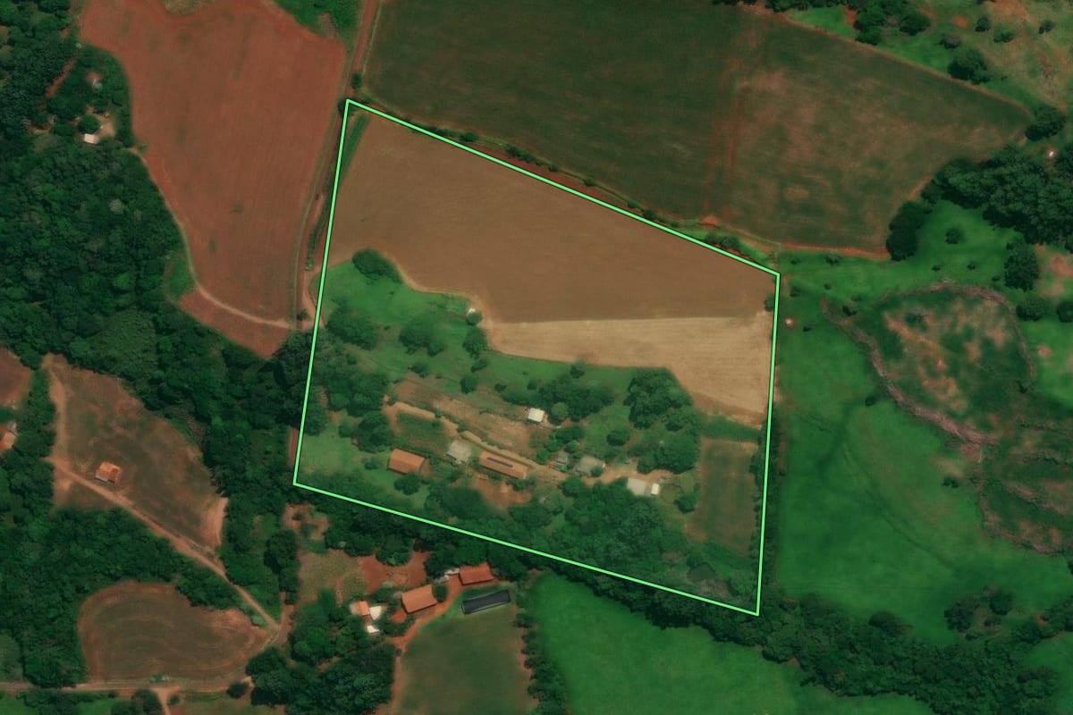 Imagem de satélite do imóvel rural em Espigão Alto do Iguaçu (PR), com o contorno declarado no CAR desenhado por cima.