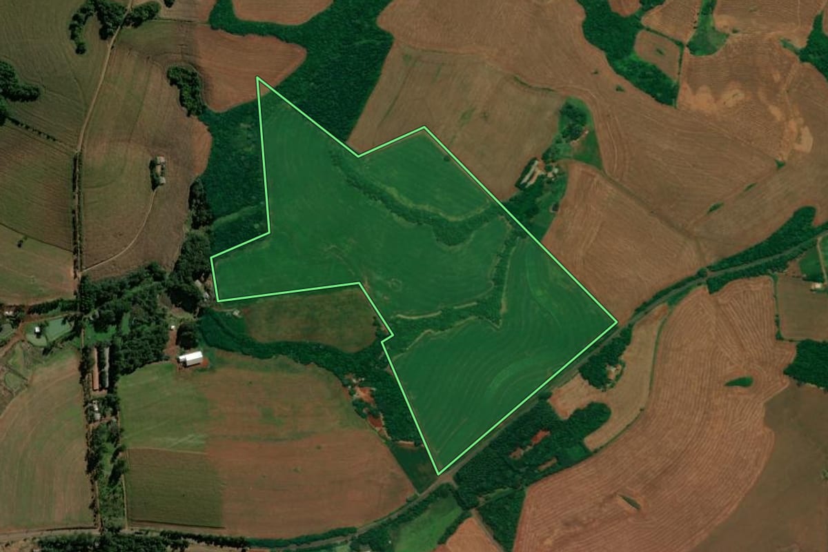 Imagem de satélite do imóvel rural em Espigão Alto do Iguaçu (PR), com o contorno declarado no CAR desenhado por cima.