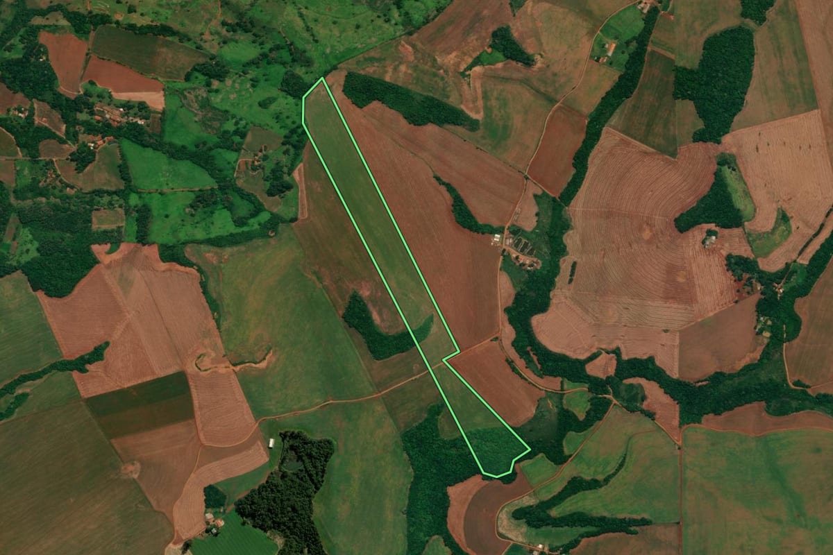 Imagem de satélite do imóvel rural em Espigão Alto do Iguaçu (PR), com o contorno declarado no CAR desenhado por cima.