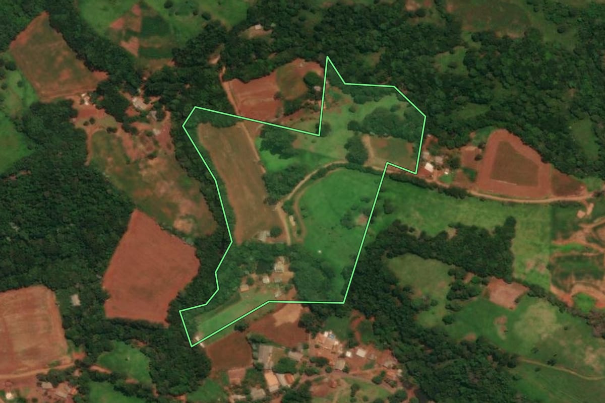 Imagem de satélite do imóvel rural em Espigão Alto do Iguaçu (PR), com o contorno declarado no CAR desenhado por cima.