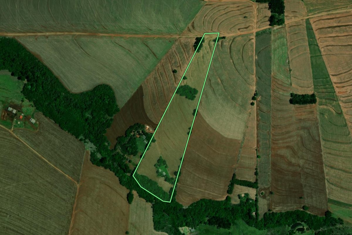 Imagem de satélite do imóvel rural em Farol (PR), com o contorno declarado no CAR desenhado por cima.