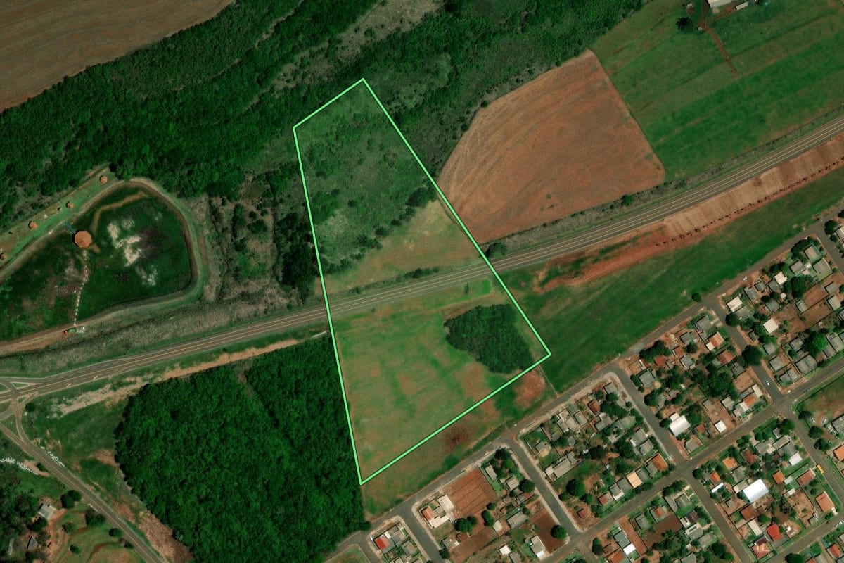 Imagem de satélite do imóvel rural em Farol (PR), com o contorno declarado no CAR desenhado por cima.