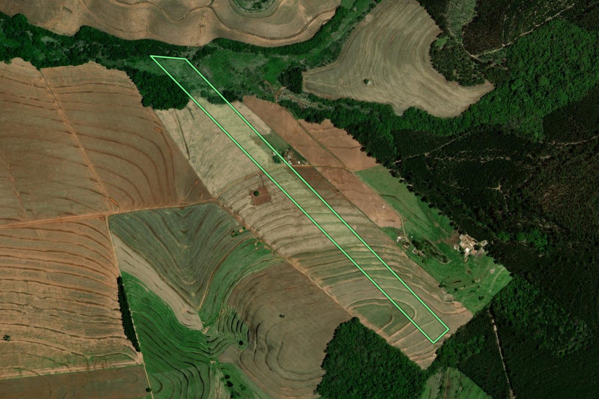 Imagem de satélite do imóvel rural em Farol (PR), com o contorno declarado no CAR desenhado por cima.