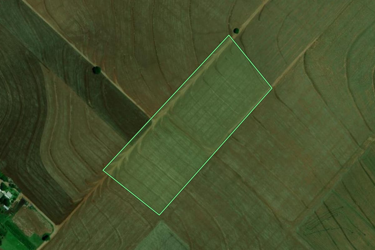Imagem de satélite do imóvel rural em Farol (PR), com o contorno declarado no CAR desenhado por cima.