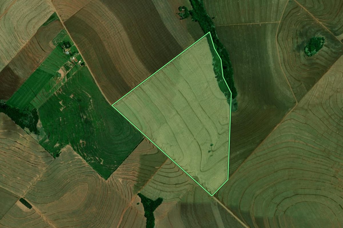 Imagem de satélite do imóvel rural em Farol (PR), com o contorno declarado no CAR desenhado por cima.