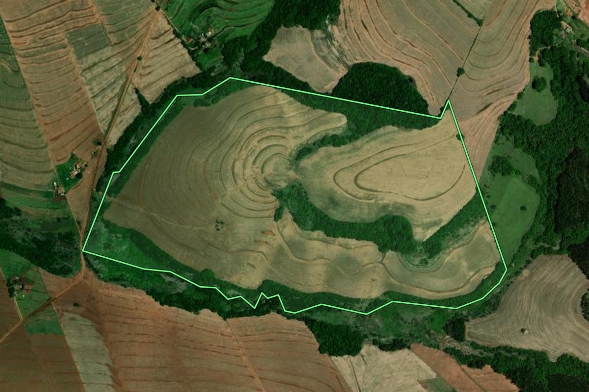 Imagem de satélite do imóvel rural em Farol (PR), com o contorno declarado no CAR desenhado por cima.