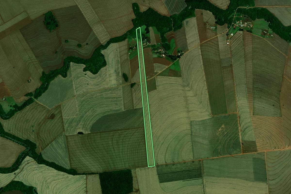 Imagem de satélite do imóvel rural em Farol (PR), com o contorno declarado no CAR desenhado por cima.
