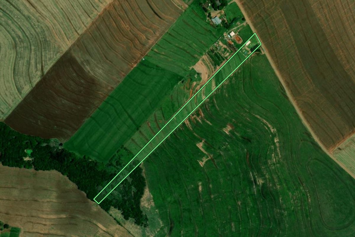 Imagem de satélite do imóvel rural em Farol (PR), com o contorno declarado no CAR desenhado por cima.