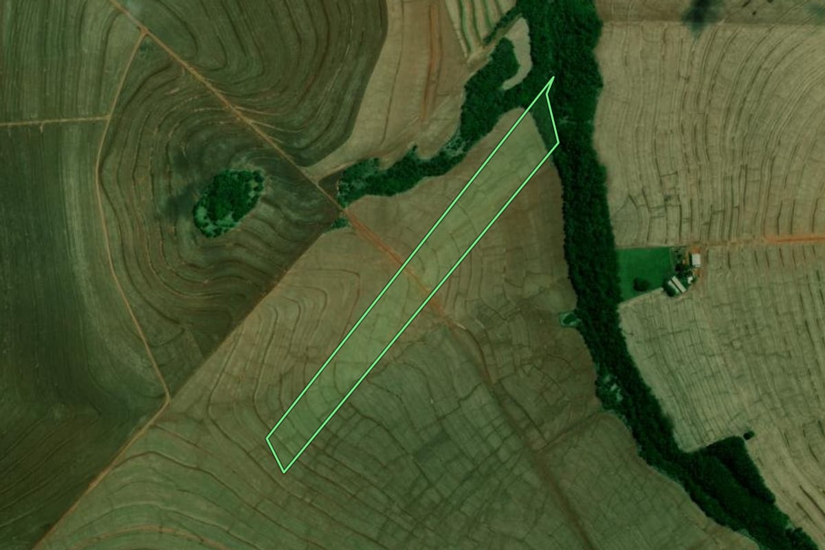 Imagem de satélite do imóvel rural em Farol (PR), com o contorno declarado no CAR desenhado por cima.