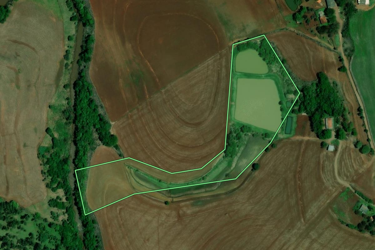 Imagem de satélite do imóvel rural em Farol (PR), com o contorno declarado no CAR desenhado por cima.