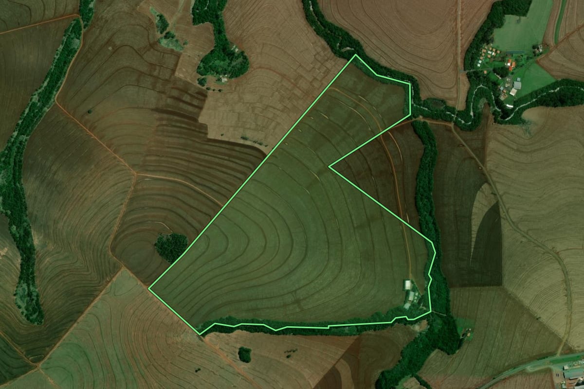 Imagem de satélite do imóvel rural em Farol (PR), com o contorno declarado no CAR desenhado por cima.