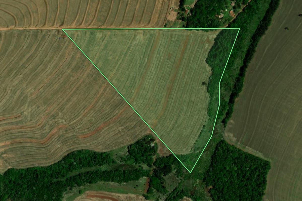 Imagem de satélite do imóvel rural em Farol (PR), com o contorno declarado no CAR desenhado por cima.