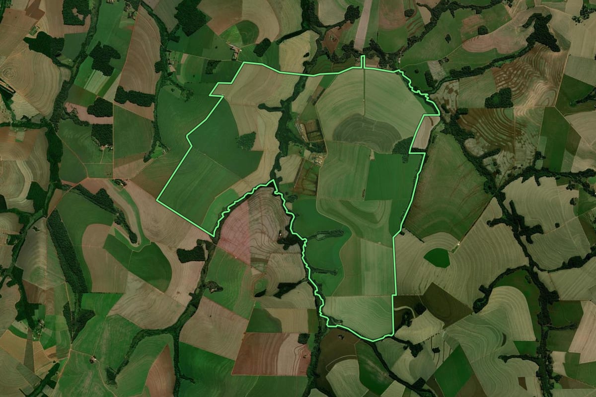 Imagem de satélite do imóvel rural em Farol (PR), com o contorno declarado no CAR desenhado por cima.