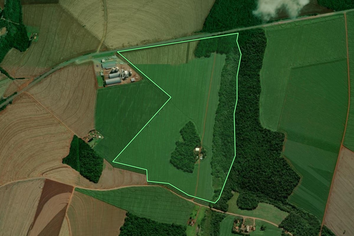 Imagem de satélite do imóvel rural em Farol (PR), com o contorno declarado no CAR desenhado por cima.