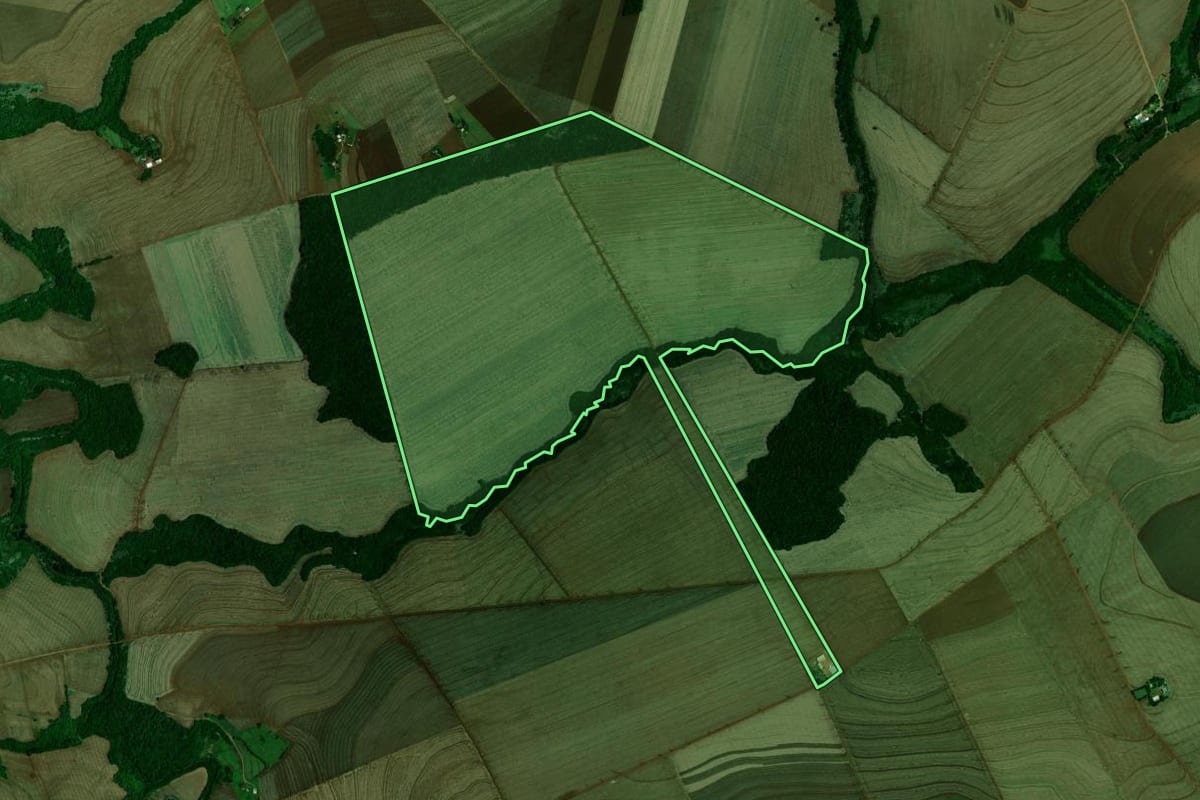 Imagem de satélite do imóvel rural em Farol (PR), com o contorno declarado no CAR desenhado por cima.