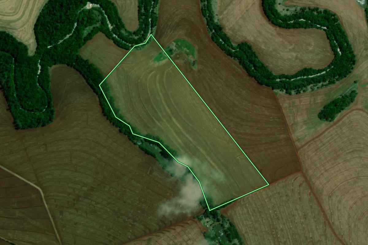 Imagem de satélite do imóvel rural em Farol (PR), com o contorno declarado no CAR desenhado por cima.