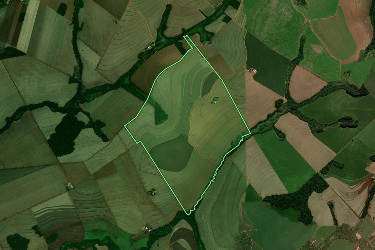 Imagem de satélite do imóvel rural em Farol (PR), com o contorno declarado no CAR desenhado por cima.