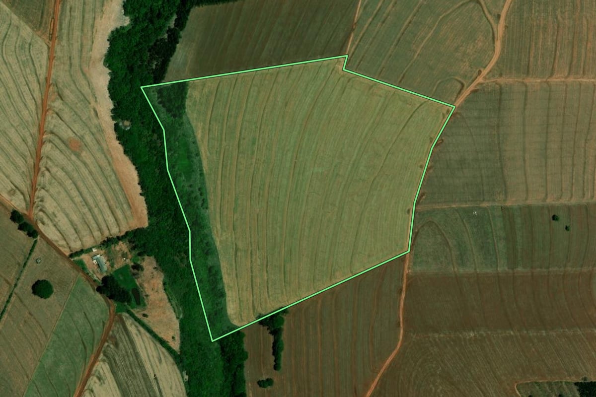 Imagem de satélite do imóvel rural em Farol (PR), com o contorno declarado no CAR desenhado por cima.