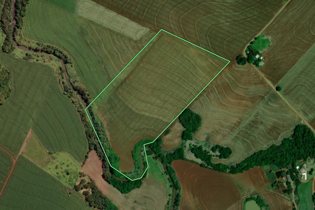 Imagem de satélite do imóvel rural em Farol (PR), com o contorno declarado no CAR desenhado por cima.