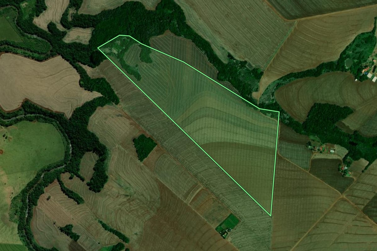 Imagem de satélite do imóvel rural em Farol (PR), com o contorno declarado no CAR desenhado por cima.
