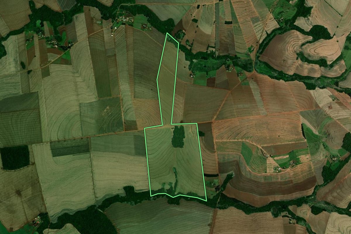 Imagem de satélite do imóvel rural em Farol (PR), com o contorno declarado no CAR desenhado por cima.