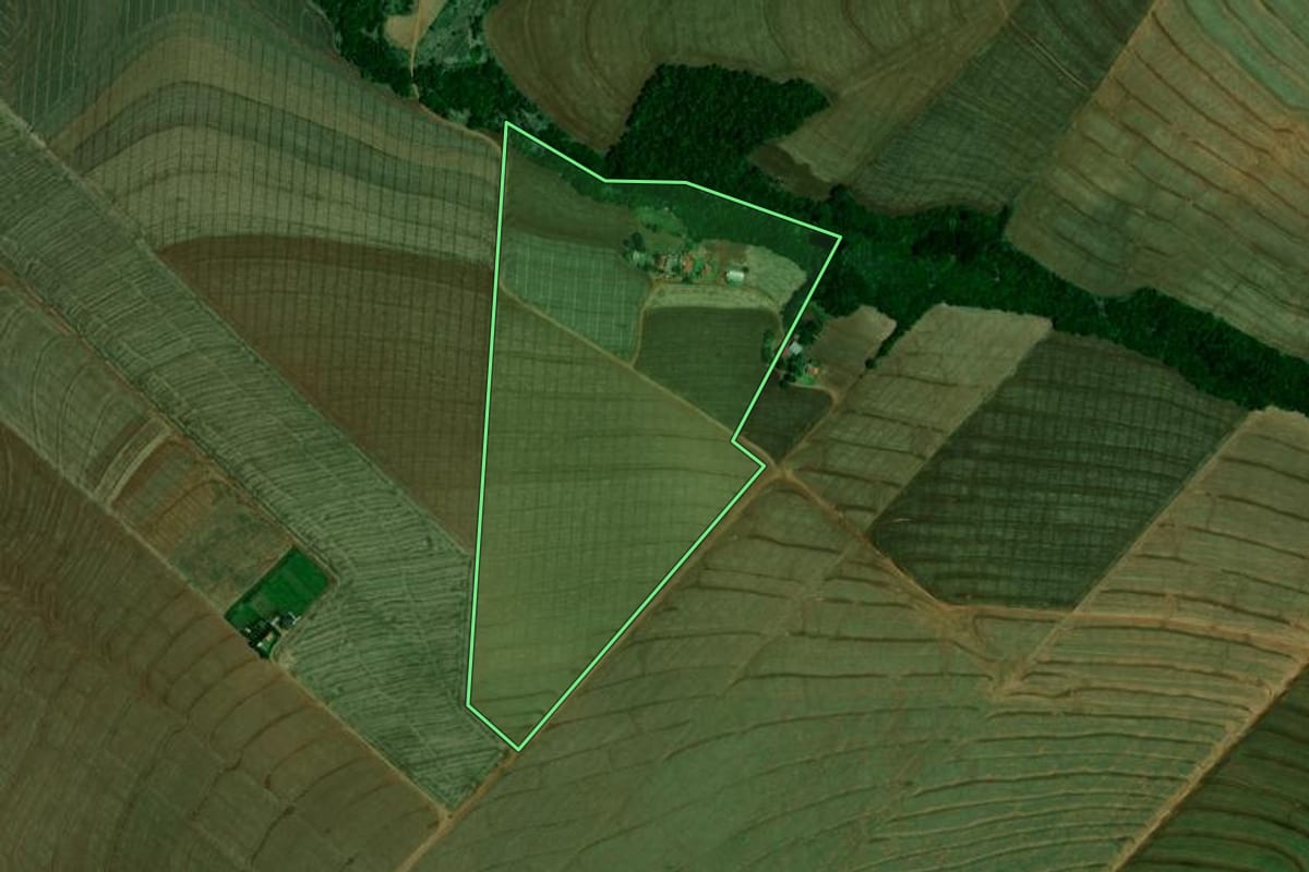 Imagem de satélite do imóvel rural em Farol (PR), com o contorno declarado no CAR desenhado por cima.