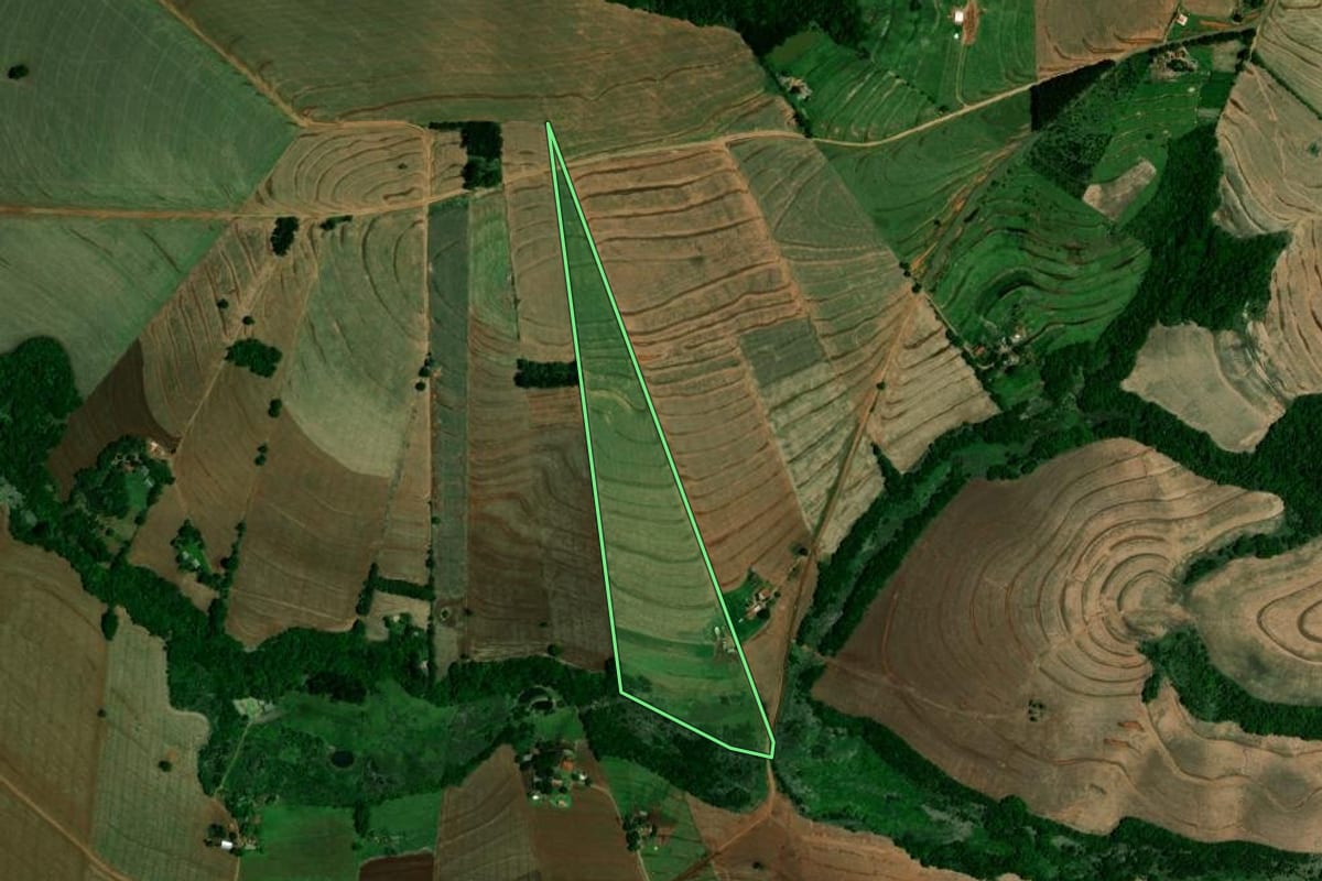 Imagem de satélite do imóvel rural em Farol (PR), com o contorno declarado no CAR desenhado por cima.