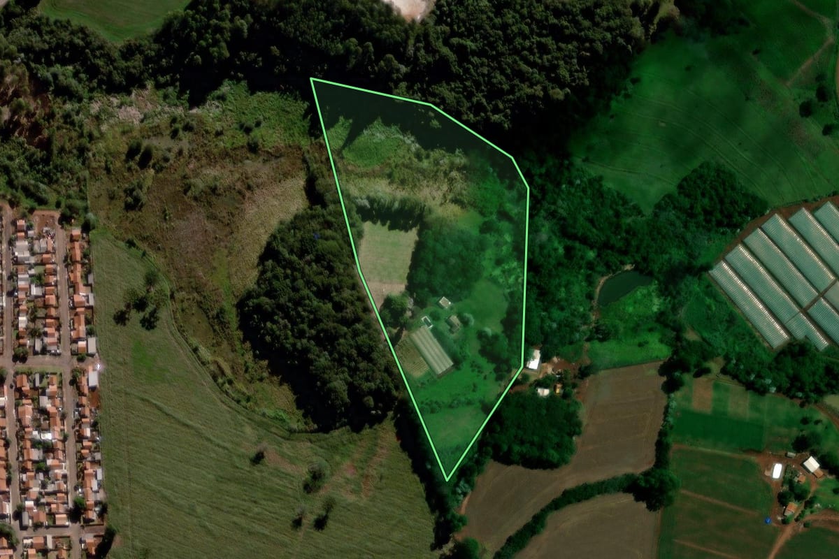 Imagem de satélite do imóvel rural em Faxinal (PR), com o contorno declarado no CAR desenhado por cima.