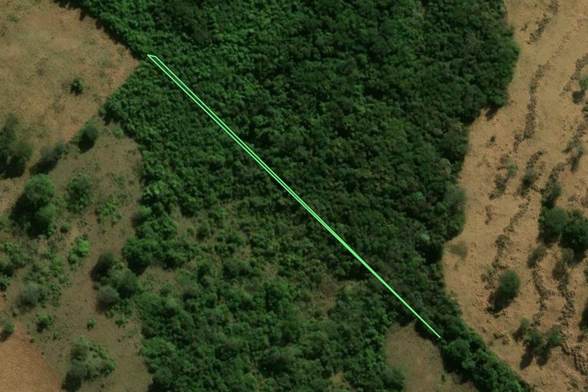 Imagem de satélite do imóvel rural em Faxinal (PR), com o contorno declarado no CAR desenhado por cima.
